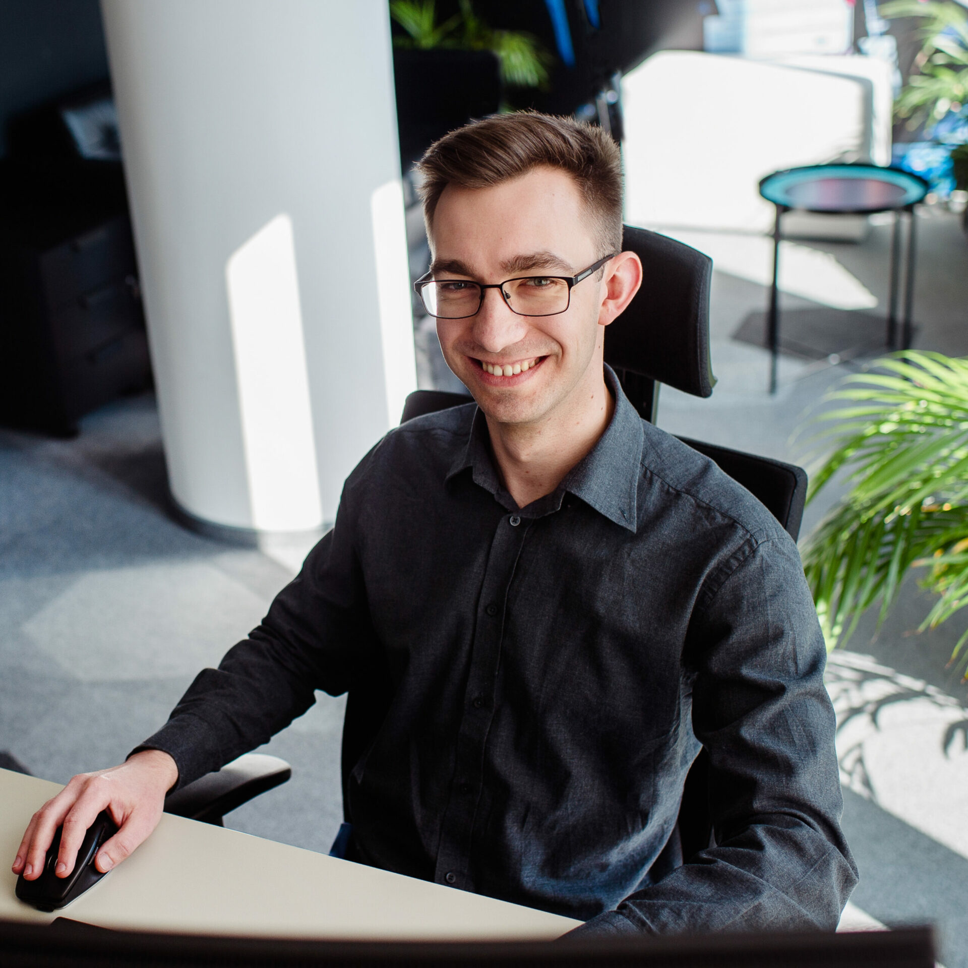 https://izomaxengineering.com/wp-content/uploads/2023/05/028_ikgroup_tryton-gdansk_sesja-w-biurze_fotograf-karol-bannach-copy-2-scaled.jpg