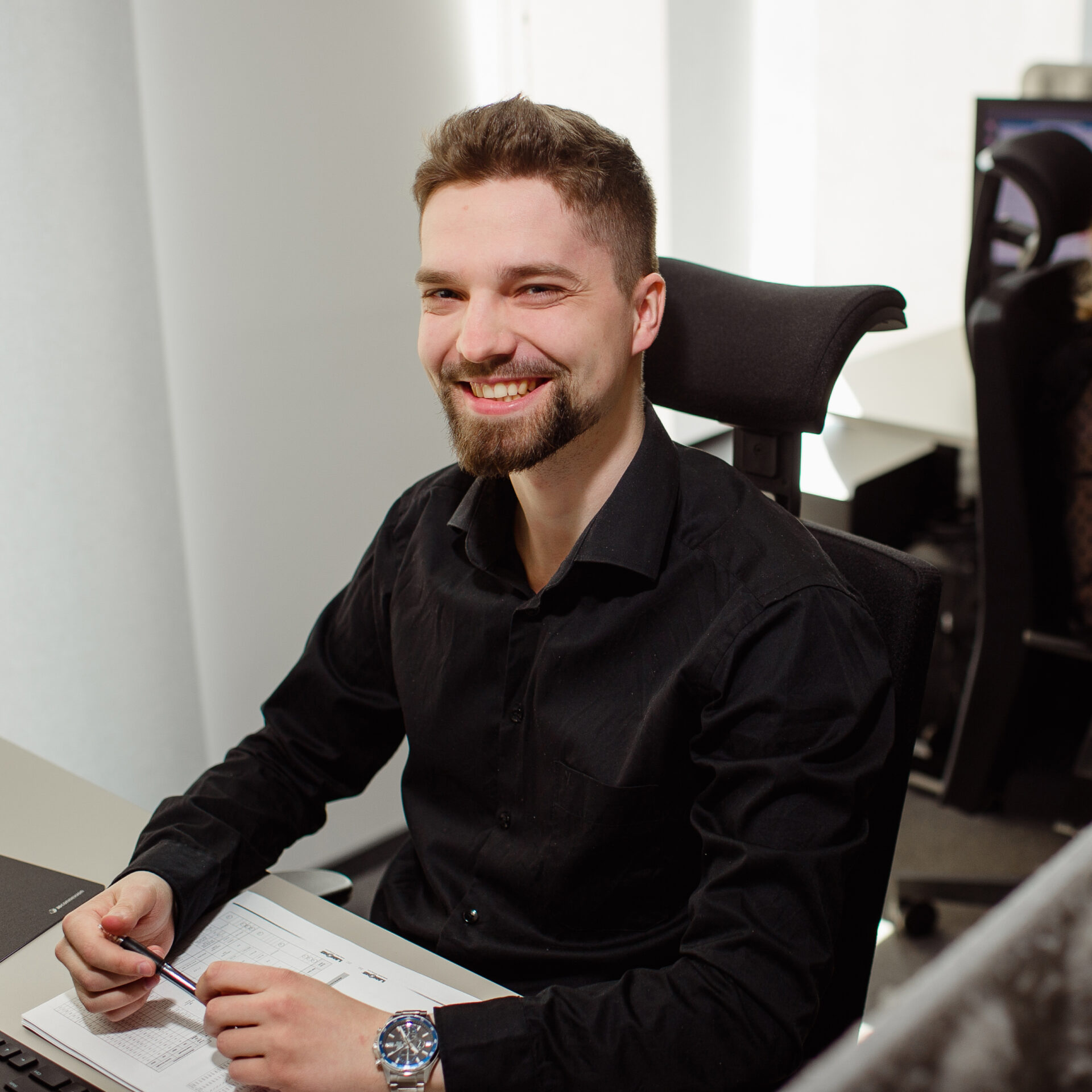 https://izomaxengineering.com/wp-content/uploads/2023/05/057_ikgroup_tryton-gdansk_sesja-w-biurze_fotograf-karol-bannach-copy-2.jpg