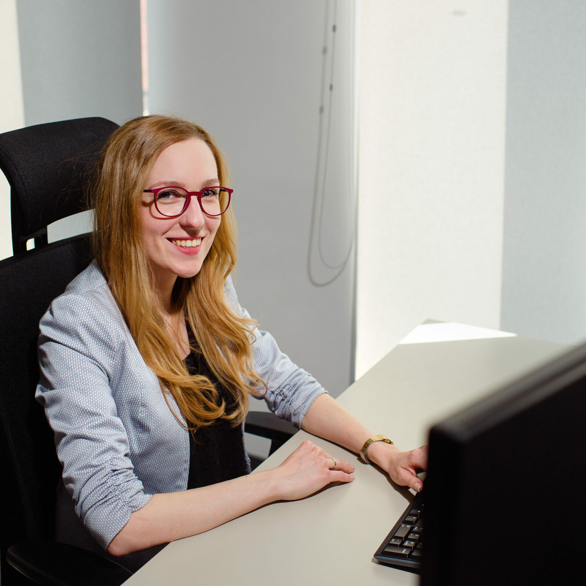 https://izomaxengineering.com/wp-content/uploads/2023/05/061_ikgroup_tryton-gdansk_sesja-w-biurze_fotograf-karol-bannach-copy-2-scaled.jpg