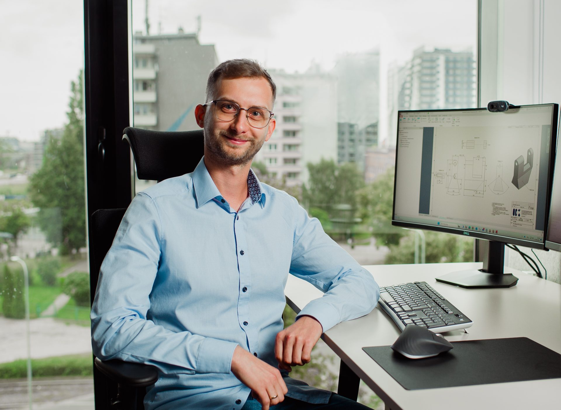 https://izomaxengineering.com/wp-content/uploads/2024/11/025_IK-group_Gdansk_portrety-pracownicze_fotograf-karol-bannach-scaled.jpg