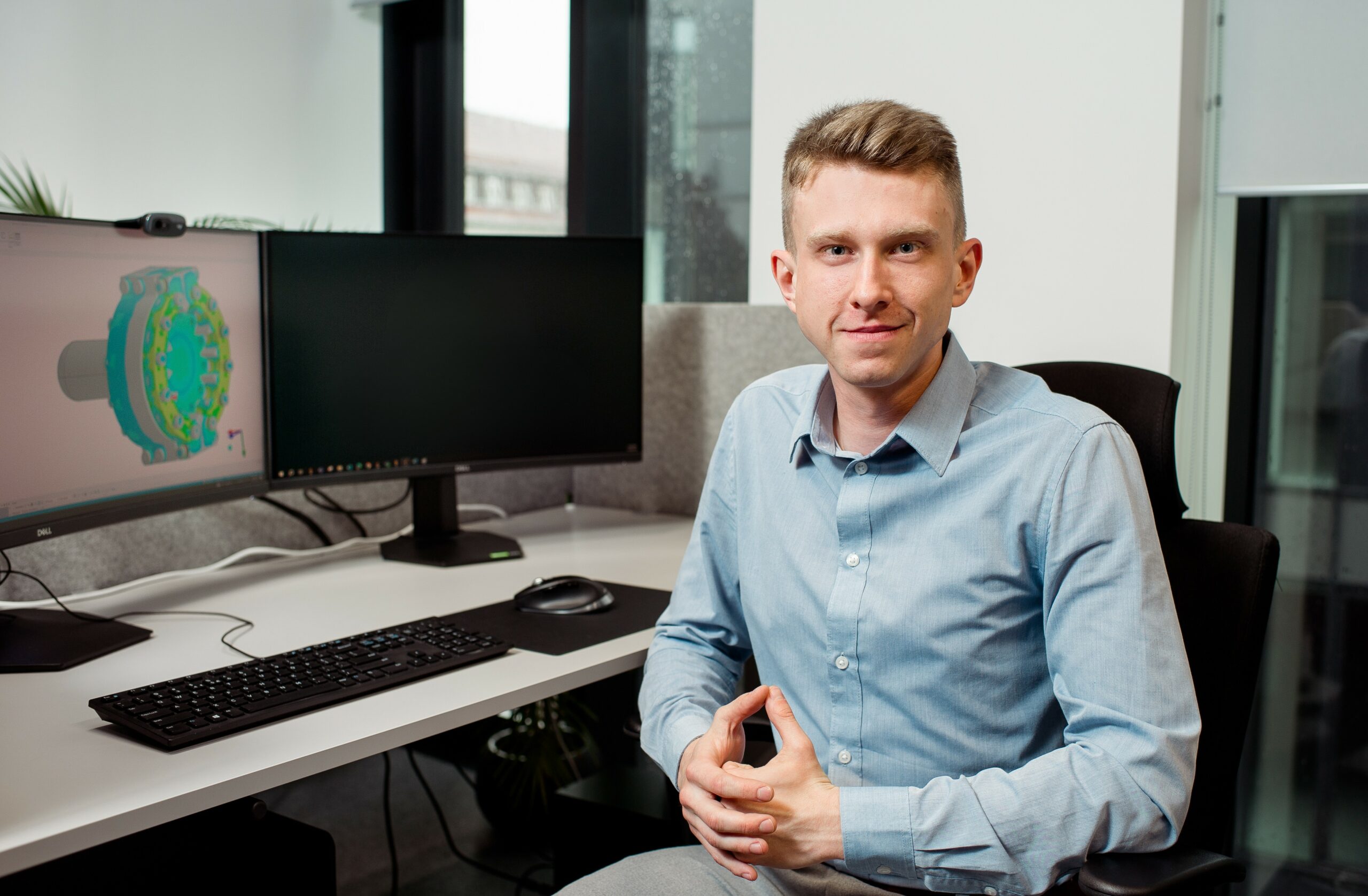 https://izomaxengineering.com/wp-content/uploads/2025/07/039_IK-group_Gdansk_portrety-pracownicze_fotograf-karol-bannach-Edited-scaled.jpg